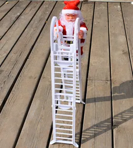 Vista detallada del juguete de Papá Noel eléctrico trepando por una escalera.