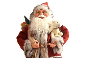 Detailansicht der weihnachtlichen Weihnachtsmann Plüschpuppe mit niedlichem Bärenspielzeug.