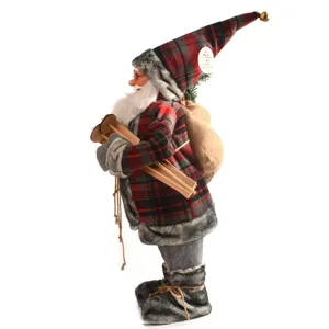 Nahaufnahme der Weihnachtsmann Puppe Figur mit rotem Karomantel und Holz Skiern als Dekoration.