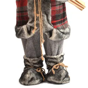 Weihnachtsmann Plueschfigur Detailansicht, graue Stiefel und roter Karo Mantel Winter Deko