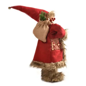Detaillierte Seitenansicht des Weihnachtsmann Plüschpuppen Ornaments mit Jutesack und roter Mütze.