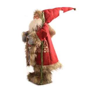 Nahaufnahme der Plüsch Weihnachtsmann Puppe mit weichem Kunstfell und roter Mütze.