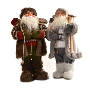 Detailansicht der niedlichen Plüsch Weihnachtsmann Puppe, weiche Stoff Weihnachtsdeko und Geschenk.