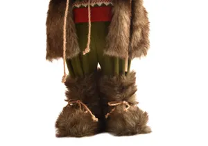 Detailansicht von Weihnachtspuppe Pelzstiefeln und grüner Hose, festliche Dekoration.