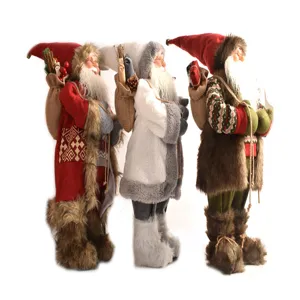 Detailansicht der kuscheligen Plüsch-Weihnachtsmann-Figuren mit Sack für festliche Deko.