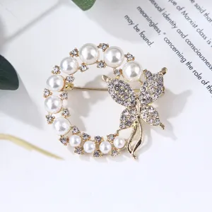 Elegante broche redonda de mariposa con perlas y diamantes de imitación detalle de accesorio.