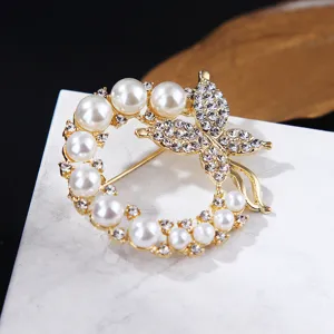 Elegante broche de mariposa con perlas y estrás, accesorio redondo dorado para ropa.