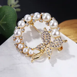 Primer plano detallado de las perlas y brillantes pedrerías en el broche de mariposa.