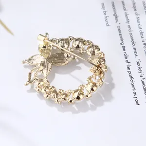 Broche mariposa corona perlas metal color oro detalle trasero alfiler accesorio joya