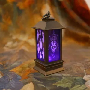 Lanterna LED decorativa di Halloween con pannelli a teschio viola, supporto in stile gotico.