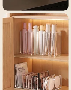 Organisateur transparent en plastique pour fards à paupières et maquillage en détail