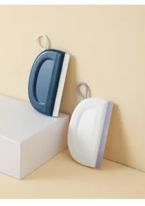 Vue detaillee du mini racloir de vitre en silicone, outil de nettoyage de salle de bain portable.
