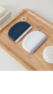 Vue détaillée du mini nettoyeur de vitres en silicone et de l'outil de nettoyage.