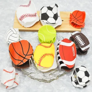 Detailansicht von Haarklammern im Sport-Design mit Basketball, Fußball und Tennis Motiven.