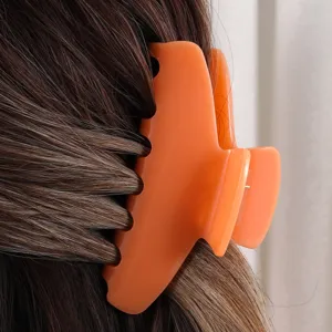 Unifarbene orange Haarklammer für Damen, elegante Acetat Haargreifer für modisches Styling.