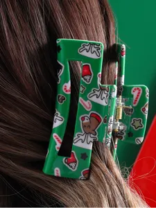 Weihnachtliche Haarspange Detailansicht, grüne Harz Haarklammer mit süßem festlichen Muster.