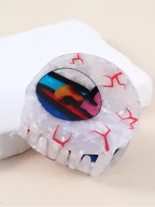 Nahaufnahme der kreativen Evil Eye Haarklammer, einzigartiges Kunst Design, glatte Textur.