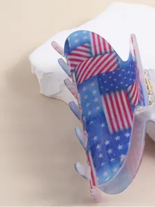 Detailaufnahme US Flagge Haarklammer Detail, patriotisches Design Acryl Haarschmuck für Damen.
