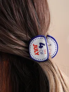 Detailansicht der patriotischen 4. Juli Haarklammer für Damen, ideal für festliche Frisuren.