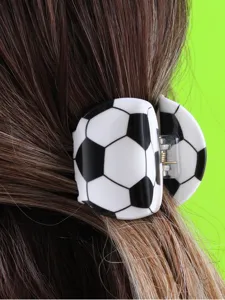 Fußball Haarklammer Detailansicht, stilvolles Sport Haaraccessoire für den Alltag.