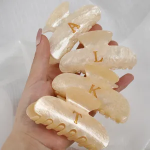 Elegante Acetat Haarklammer mit goldenen Buchstaben, perfektes Haaraccessoire für Damen.