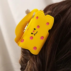 Süße gelbe Käse Haarspange mit pinken Punkten Detailaufnahme für das tägliche Styling
