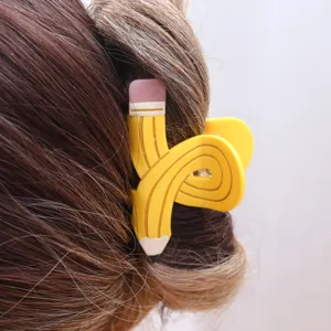 Detailaufnahme einer einzigartigen bleistiftformigen Acetat Haarklammer mit kreativem Twist Design.