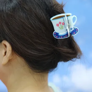 Süße Kaffeetasse Haarklammer Detailansicht, kleines Kunstharz Haaraccessoire für Frauen Alltag.