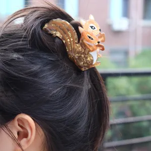 Niedliche Acryl Eichhörnchen Haarklammer für Damen, stilvolles Tier Haaraccessoire Detail.