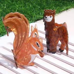 Süße Acryl Haarklammer mit Eichhörnchen und Alpaka Motiv für stilvolle Frisuren im Alltag.
