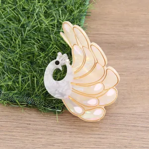 Elegante Azetat Pfau Haarklammer mit Strass und goldenen Details für den Alltag.
