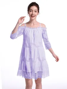 Helles lila schulterfreies Spitzenkleid, schickes Stufendesign, elegante Prinzessin Mode.