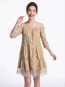 Elegantes schulterfreies Spitzenkleid, bequemes Lagen-Design für stilvolle Alltagsmode.