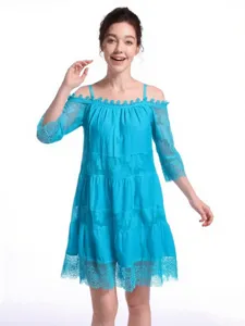 Blaues schulterfreies Spitzenkleid Detail, stilvolles Prinzessin Stil lose Sommerkleidung.