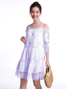 Charmendes schulterfreies Spitzen-Slip-Kleid in Helllila, perfekt für lässige Sommertage.
