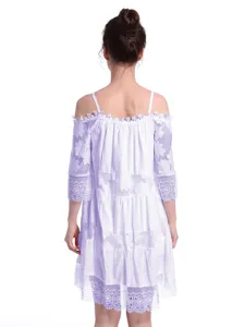 Elegantes schulterfreies Lavendel-Spitzen-Minikleid mit zarten Trägern und gestuftem Design.