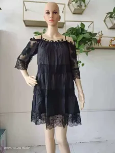 Schwarzes schulterfreies Spitzen-Slip-Kleid, europäischer Stil Prinzessin Midi-Kleid Damen.