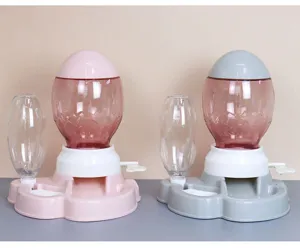 Vista dettagliata del distributore automatico di cibo e acqua per animali in rosa e grigio.