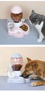 Dettaglio distributore di cibo per animali con bottiglia d'acqua e doppia ciotola.