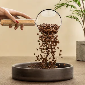 Cuchara medidora multifuncional para comida de mascotas con mango de madera y escala.