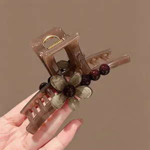 Braune Harz Blume Haarspange, elegante mittlere Haarklammer Detail für Damen Frisieren.