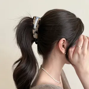 Koreanische Acetat gebogene Bananen Haarklammer für Damen, eleganter Zopf und Hochsteckfrisur.