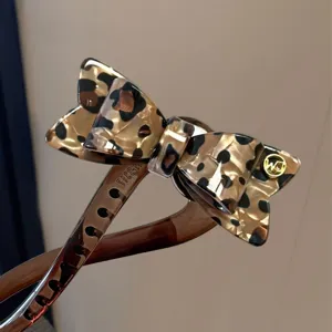 Elegante pinza de pelo con lazo de acetato con estampado de leopardo para peinados de mujer.