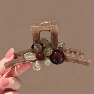 Teebraune Blumen Haarklammer Detailansicht, elegante Acryl Haarkralle für Damen und tägliches Styling.