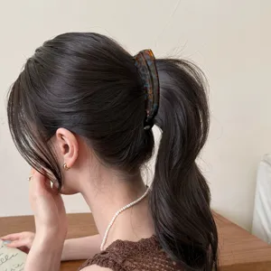 Koreanische Acetat gebogene Bananen Haarklammer, schicker Zopfhalter für elegantes Styling.