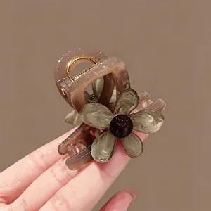 Braune florale Haarklammer für Damen, elegante Acryl Haargreife für schönes Styling.