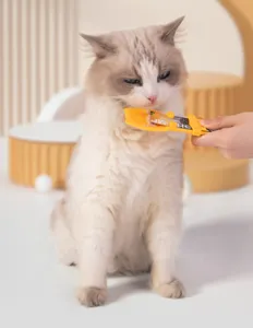 Detailaufnahme des Katzenfutter Quetschlöffels zur sicheren Fütterung von leckerem Nassfutter.