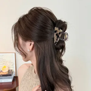 Pince à cheveux triangle motif léopard femme accessoire élégant pour coiffure été