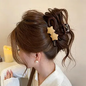 Stilvolle braune Stern Haarklammer für elegante Hochsteckfrisuren, stilvolles Haardetail.