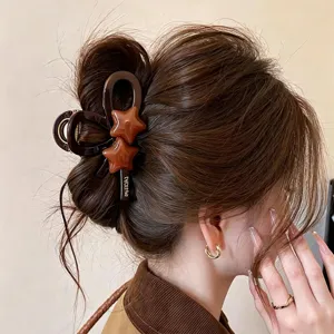 Elegante braune Stern Haarklammer für Damen, sichere Haarklammer für stylische Dutts und Frisuren.